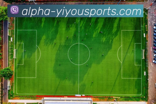 足球鞋碎钉中场推荐助你提升场上表现与技术水平的最佳选择